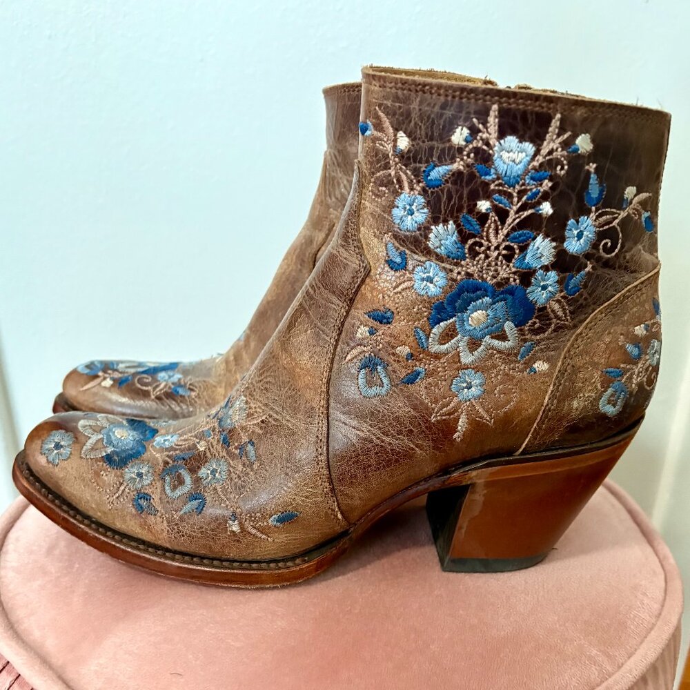 Size 7 Shyanne Women's Millie Floral Embroidered Booties - Picture 4 of 8